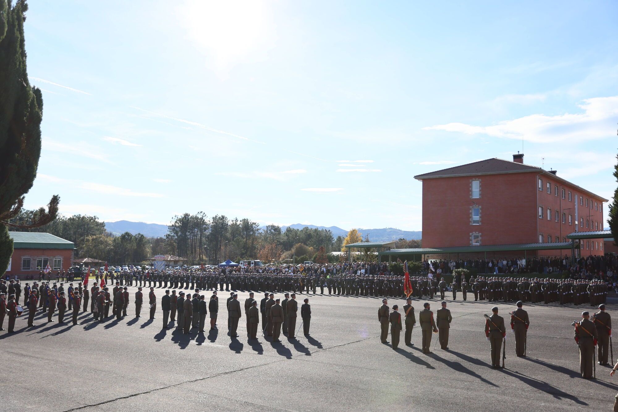 EN IMÁGENES: El acuartelamiento "Cabo Noval" se vistió esta mañana de gala para celebrar el día de la Inmaculada