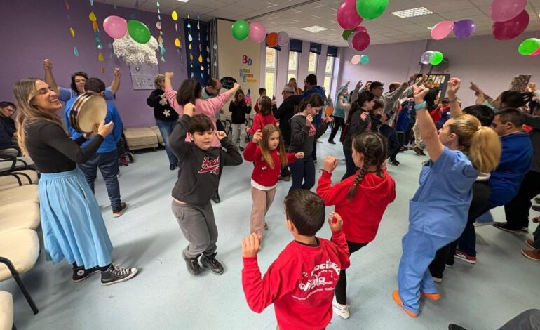 una “Xuntanza folixera” une a usuarios y escolares del CRA Río Cibea