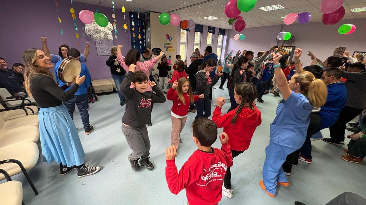 una “Xuntanza folixera” une a usuarios y escolares del CRA Río Cibea