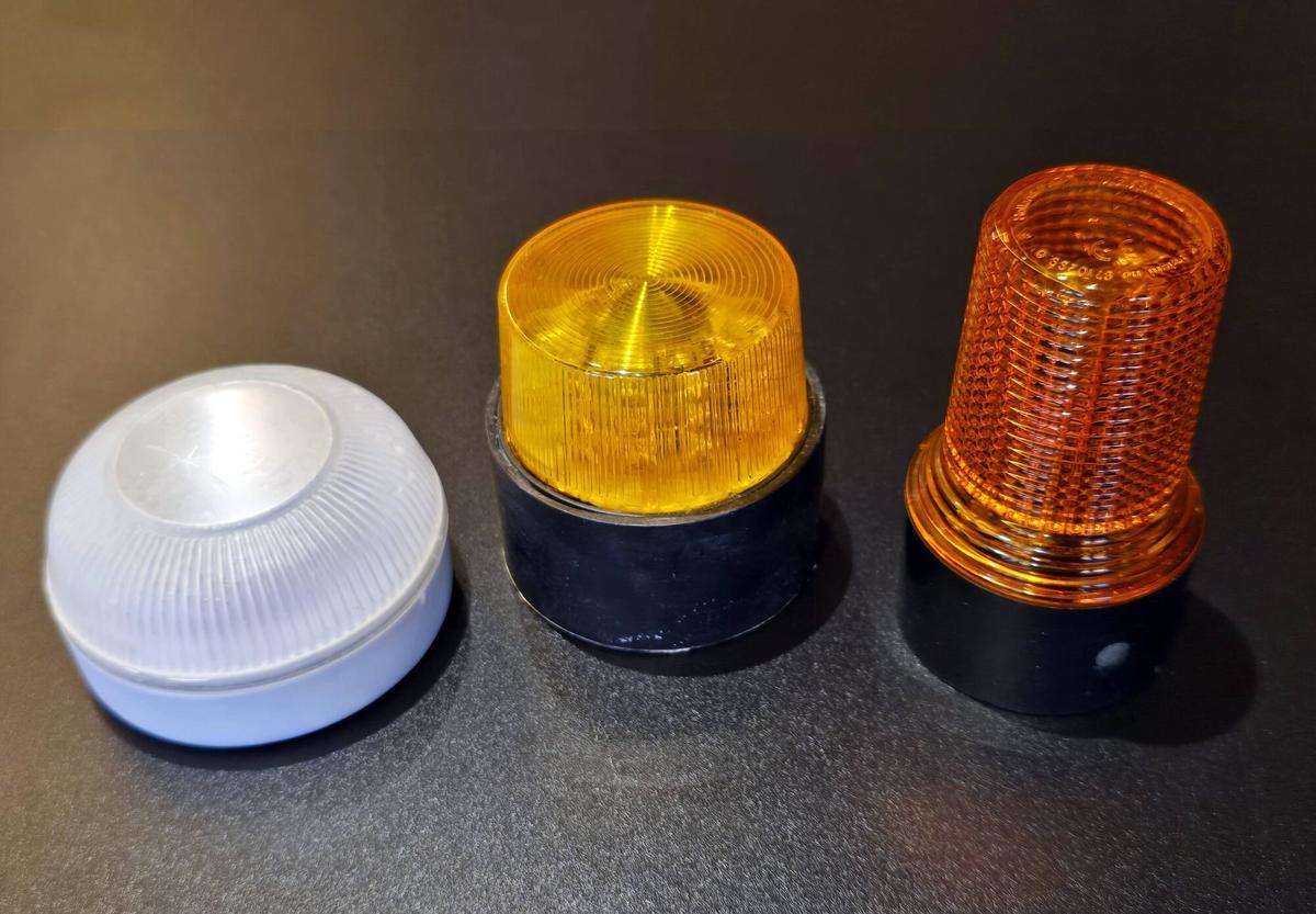 Vigo (calle Pontevedra). Los ex guardias civiles inventores de la baliza de emergencia o lubricante V16, y fundadores de la empresa tecnológica Netun: Jorge Torre (con camiseta) y Jorge Juan Costas (con camiseta).