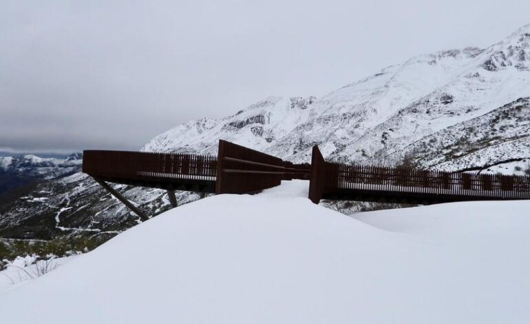 La estampa navideña que luce Somiedo, uno de los principales destinos del puente festivo en Asturias