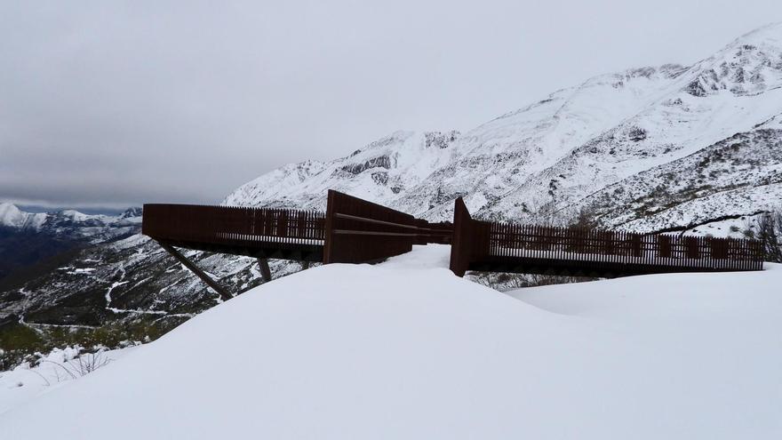 La estampa navideña que luce Somiedo, uno de los principales destinos del puente festivo en Asturias