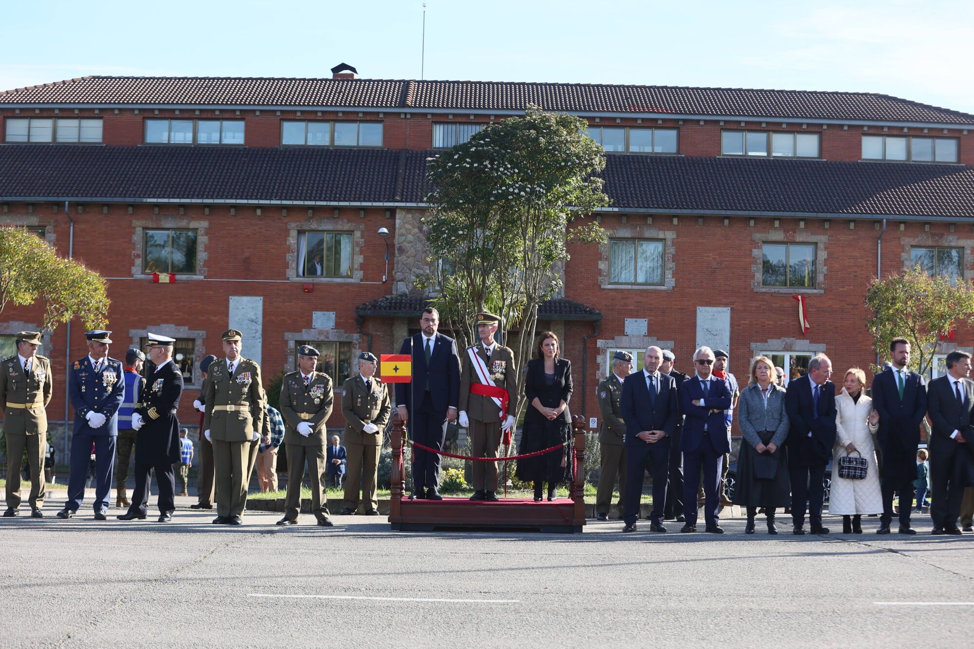 EN IMÁGENES: El acuartelamiento "Cabo Noval" se vistió esta mañana de gala para celebrar el día de la Inmaculada