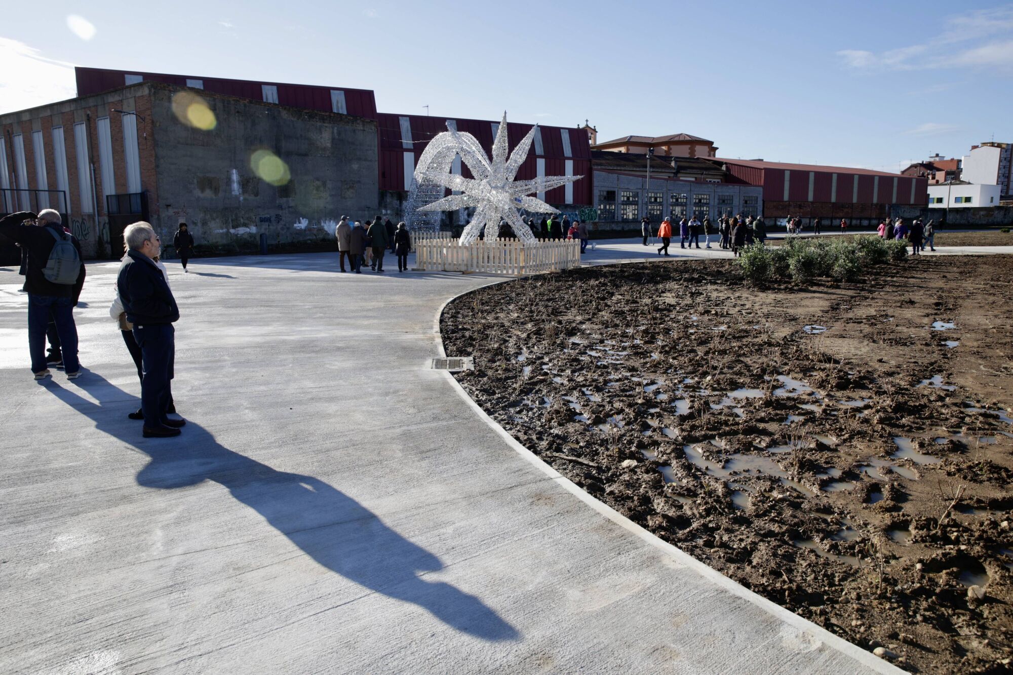 GIJÓN. La alcaldesa, Carmen Moriyón, y el concejal de Infraestructura Urbana y Rural, Gilberto Villoria, visitan el paseo Naval Azul.