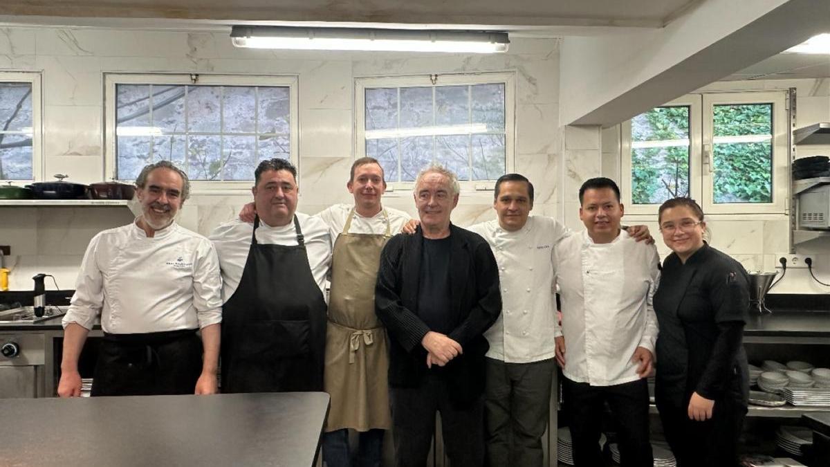 FERRÁN ADRIÁ SALINAS | Un menú de 19 pases, un paseo por la costa y empapado por una ola: así fue la visita de Ferrán Adriá al Balneario de Salinas