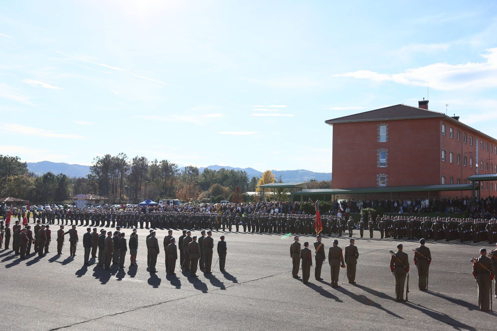 EN IMÁGENES: El acuartelamiento "Cabo Noval" se vistió esta mañana de gala para celebrar el día de la Inmaculada