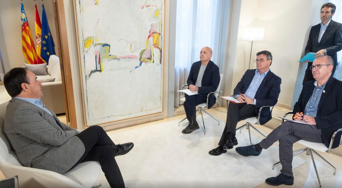 Pérez Llorca en un momento de la entrevista a Joan-Carles Martí, director del Levante-EMV; Toni Cabot, director de Información y Ángel Báez, director de El Periódico Mediterráneo.