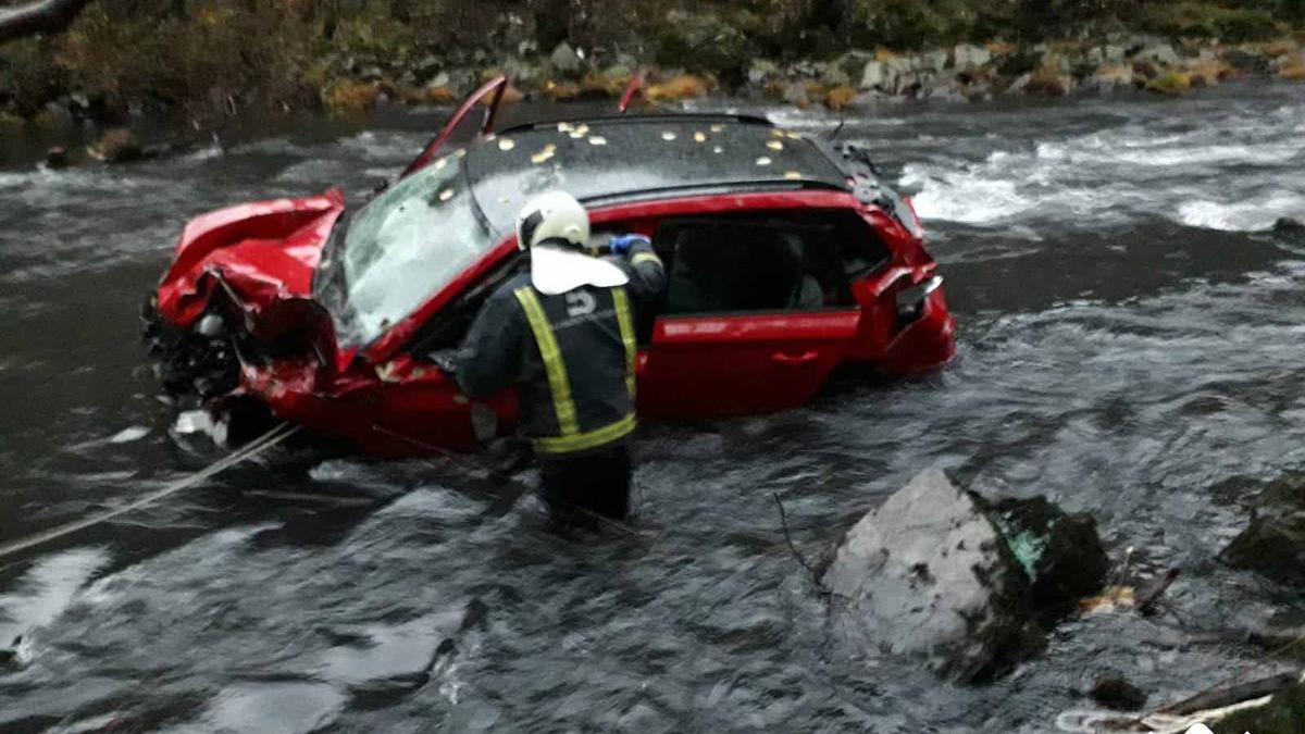 EN FOTOS: Angustioso rescate en Tineo tras un accidente en el que un coche cayó al río