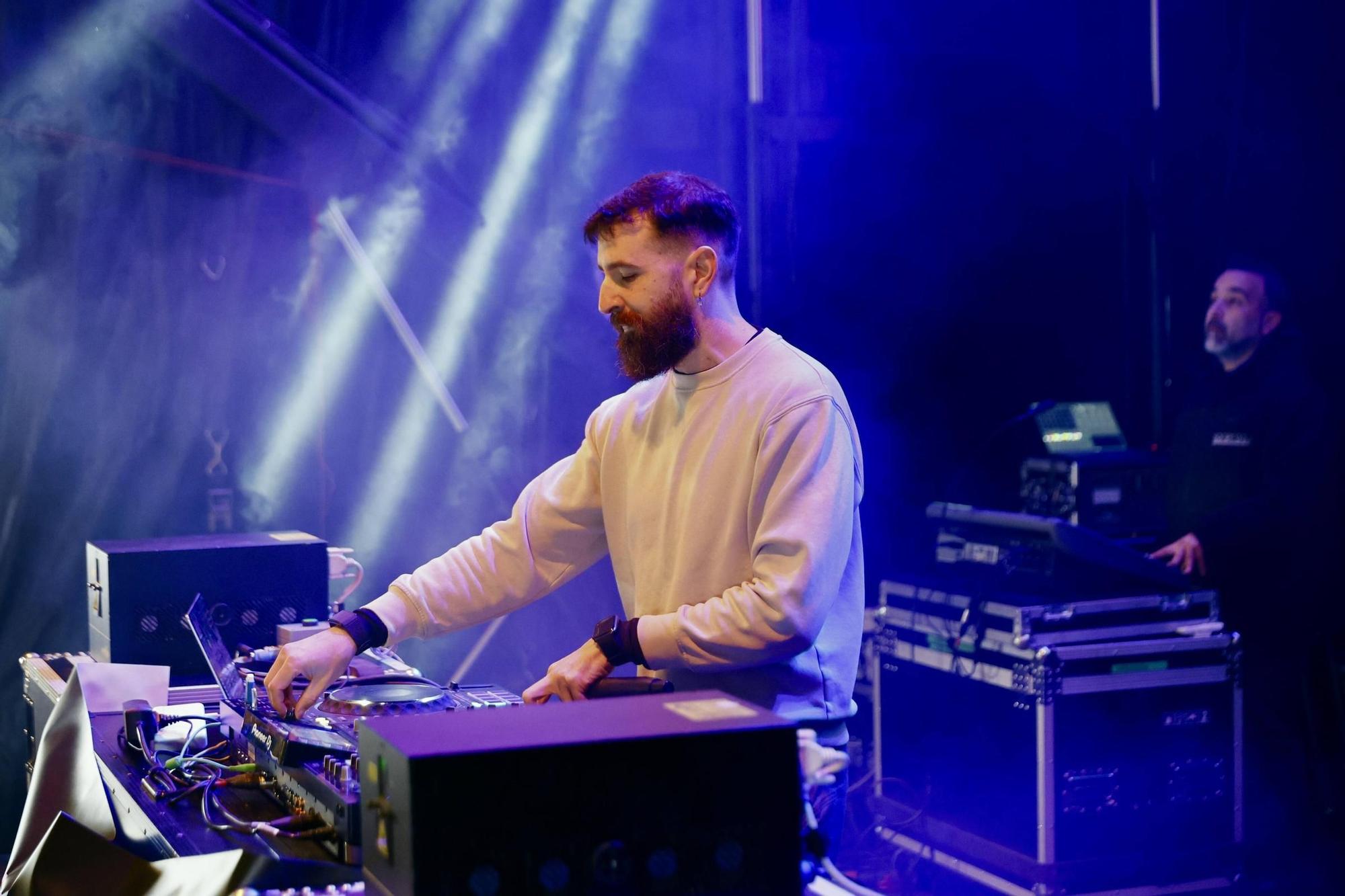 Las “pequecampanadas” llenan la Plaza Mayor de Gijón y conquistan a las familias: “Vamos a cambiar las de los mayores por las de los pequeños”