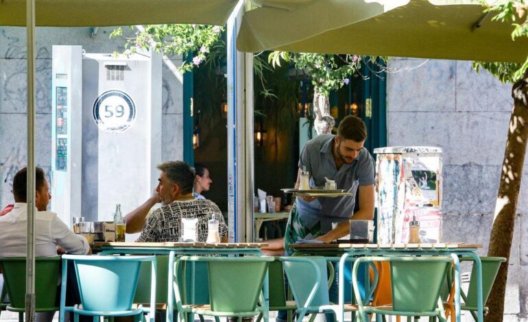 La patronal propone una subida del salario mínimo del 1,5% para 2026