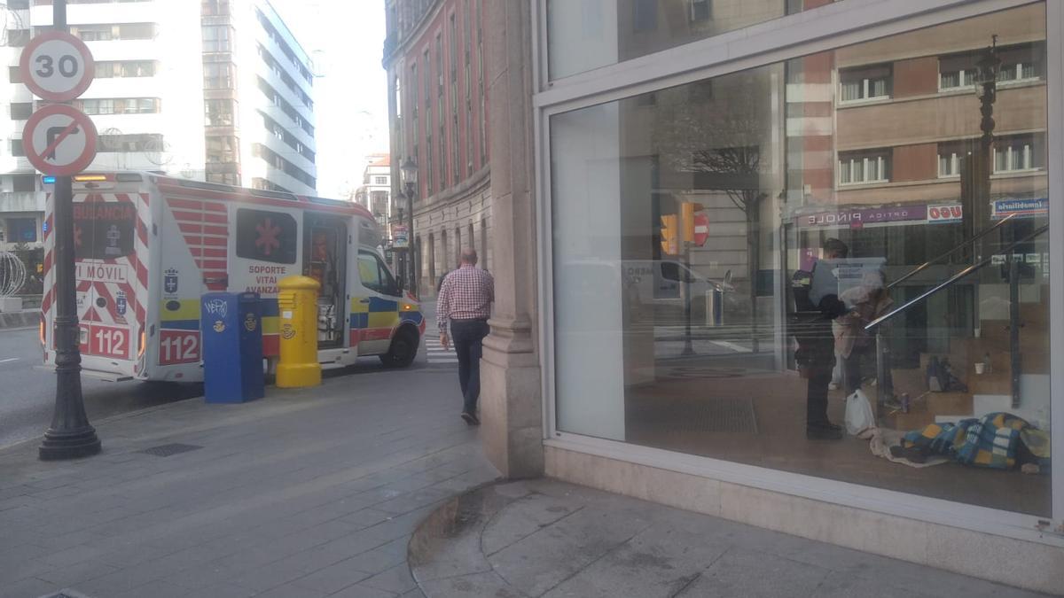 MUERTO CAJERO GIJÓN | Hallan muerta a una persona sin hogar en un cajero de Gijón, la tercera en menos de un mes