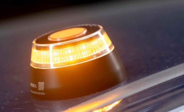 El comunicado de la empresa que ideó las nuevas balizas que sustituyen a los triángulos, que también afecta a los asturianos: «Mañana no lo sabemos»