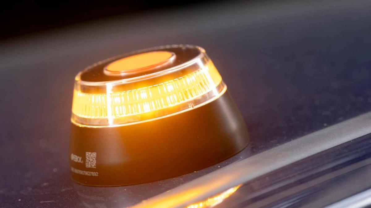 El comunicado de la empresa que ideó las nuevas balizas que sustituyen a los triángulos, que también afecta a los asturianos: «Mañana no lo sabemos»