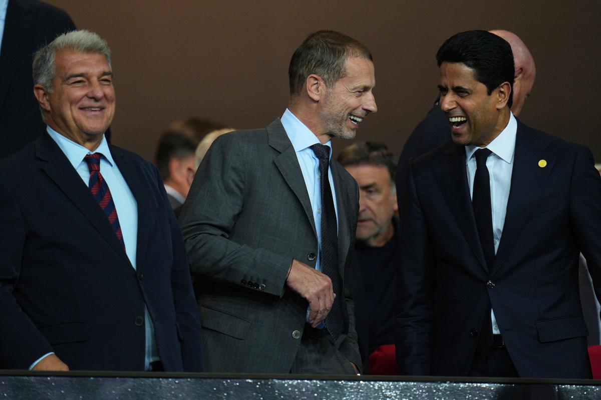 Aleksander Ceferin, presidente de la UEFA, flanqueado por Joan Laporta del Barça y Nasser Al-Khelaifi del Paris Saint Germain, antes del partido de Liga de Campeones Barça-PSG en el estadio Lluís Companys el pasado 1 de octubre.