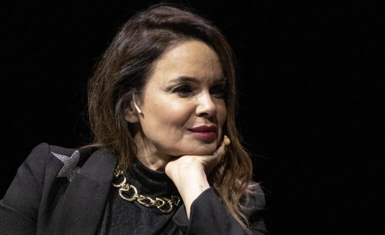 Carme Chaparro recibe el alta tras permanecer mes y medio ingresada en el hospital a causa de una doble operación