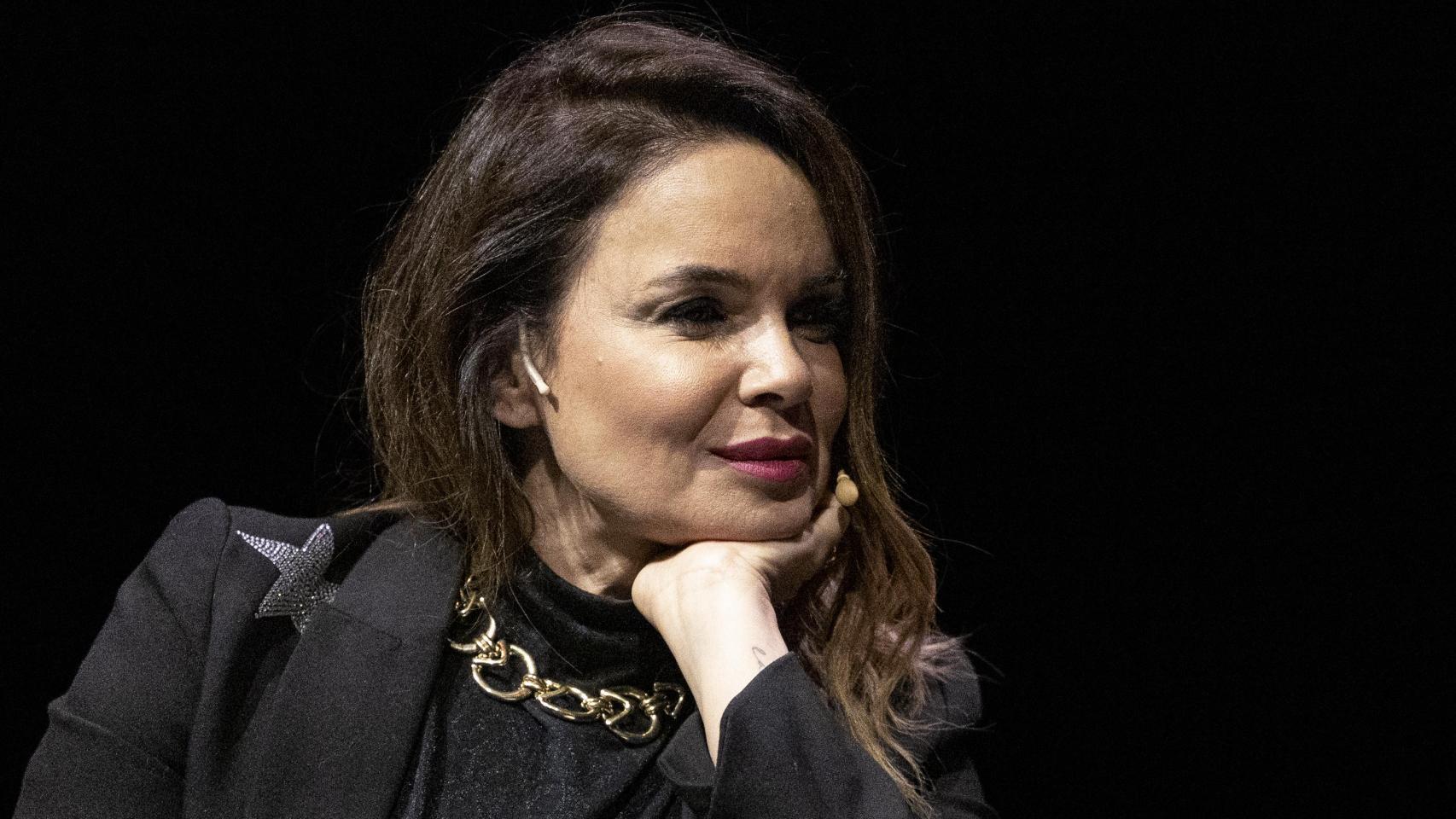 Carme Chaparro recibe el alta tras permanecer mes y medio ingresada en el hospital a causa de una doble operación