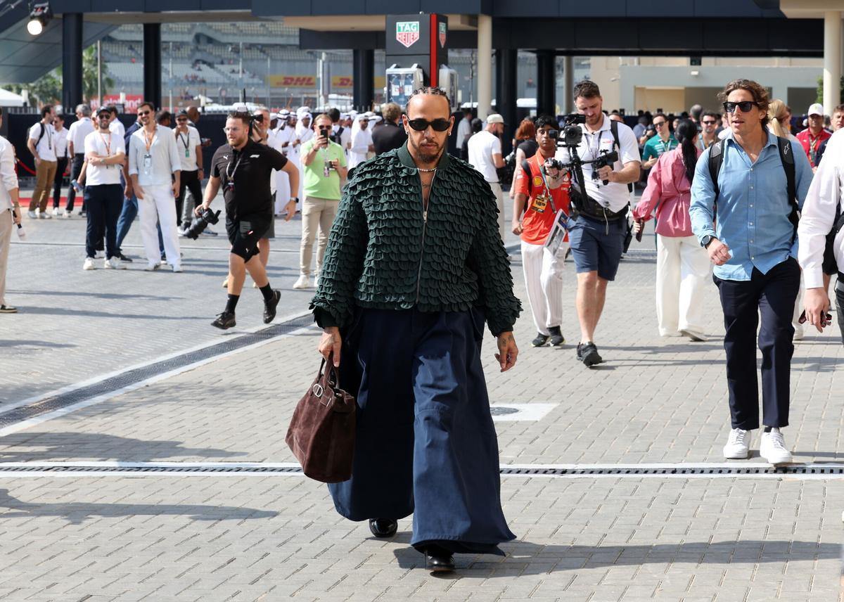 PHOTODAY - ABU DHABI (Emiratos Árabes Unidos), 12/07/2025.- El piloto británico Lewis Hamilton (Ferrari), a su llegada al Gran Premio de Fórmula uno de Abu Dhabi, en Emiratos Árabes Unidos. EFE/ALI HAIDER