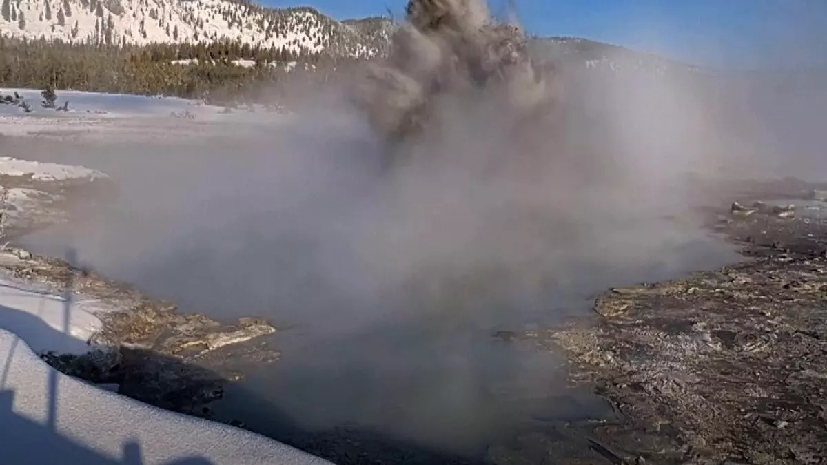 Erupción 'fangosa' grabada en vivo en el parque Yellowstone