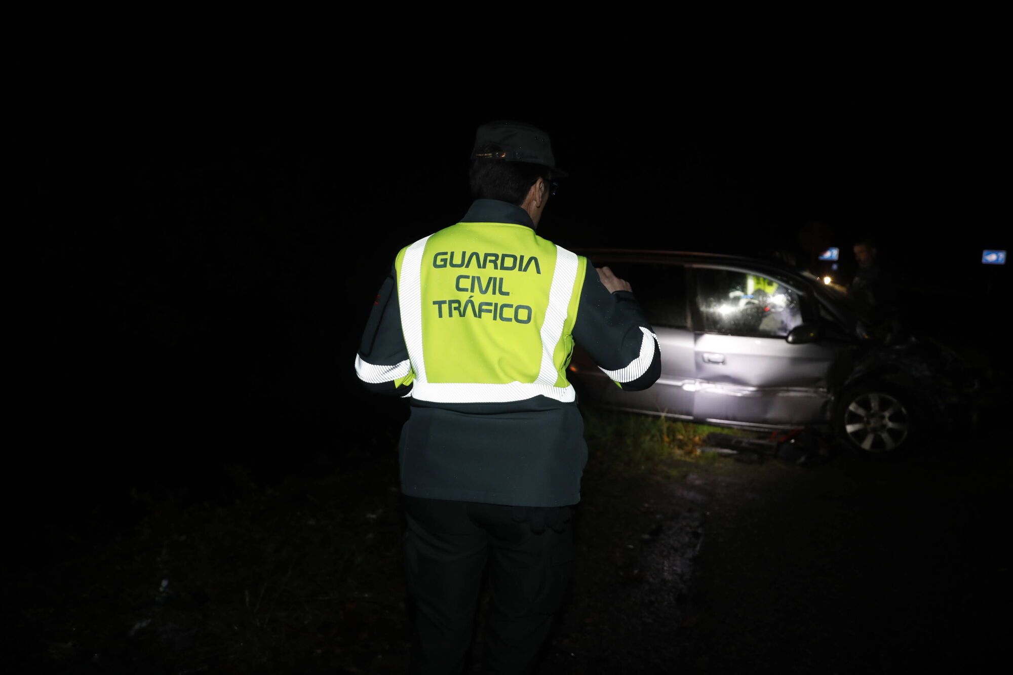 EN FOTOS: Angustioso rescate en Tineo tras un accidente en el que un coche cayó al río 