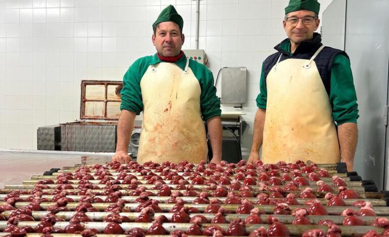 Así elaboran embutidos en La Venta, empresa de Mallecina (Salas) con más de 70 años de historia