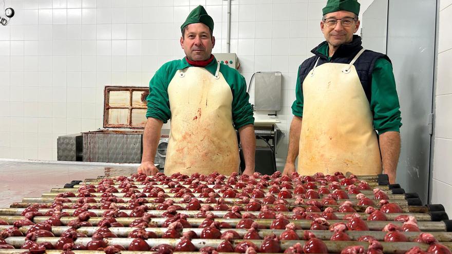 Así elaboran embutidos en La Venta, empresa de Mallecina (Salas) con más de 70 años de historia