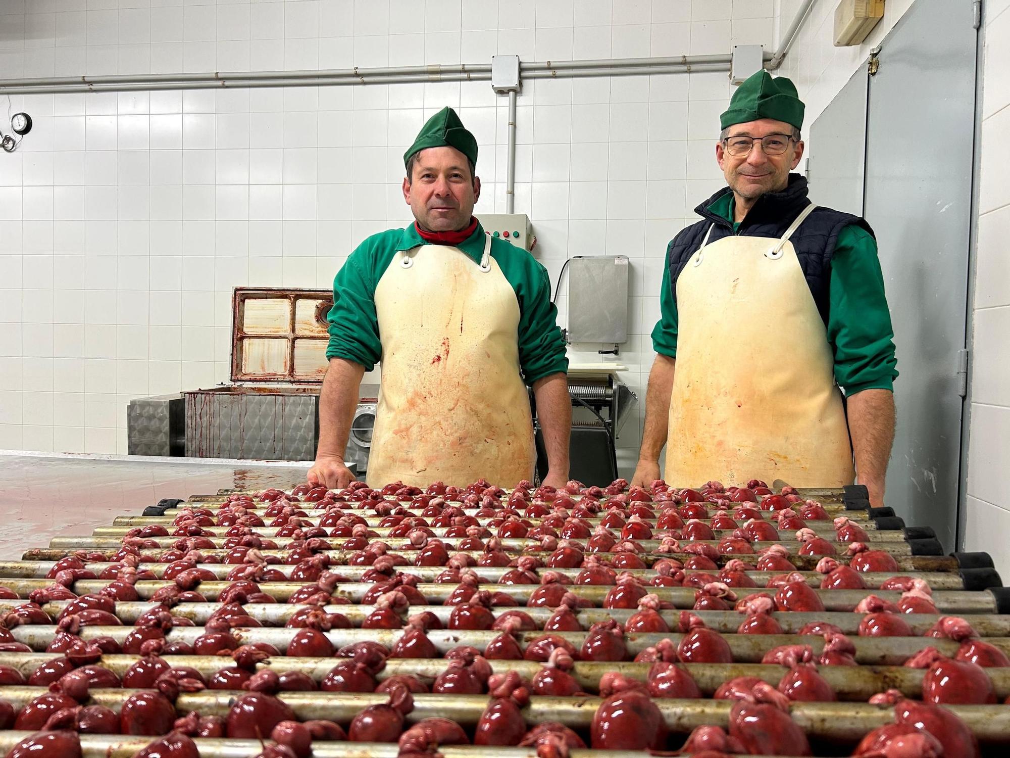 EN FOTOS: Así elaboran embutidos en La Venta, una empresa de Mallecina (Salas) con más de 70 años de historia