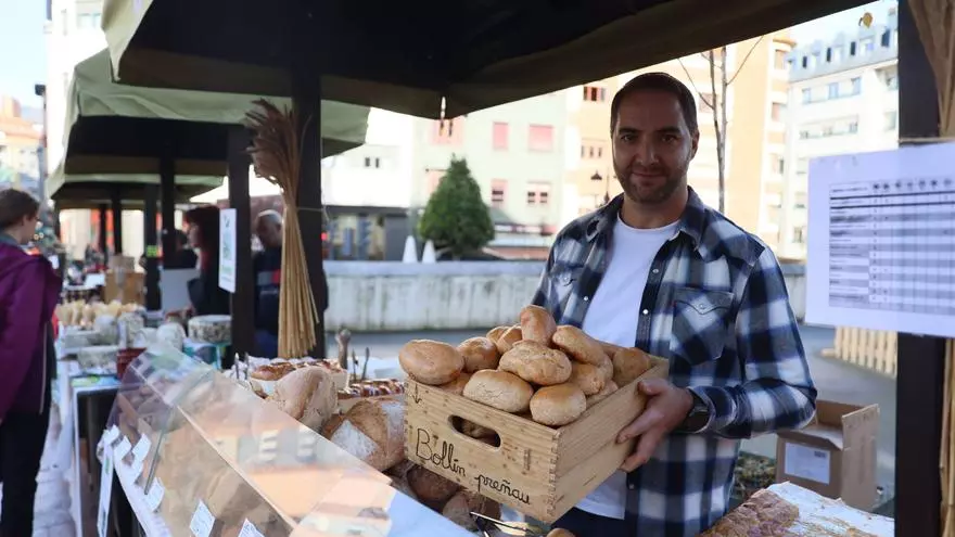 Pan de espelta, zumo de arándanos y kiwis ecológicos se dan la mano en Gascona: así es el mercado de productos ecológicos de Oviedo