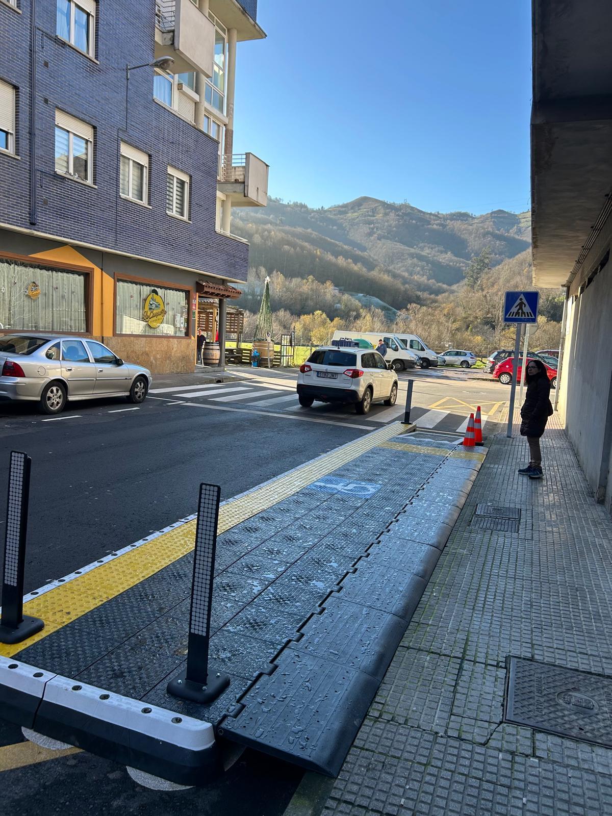 Andén accesible en una parada de autobús en Pola de Laviana