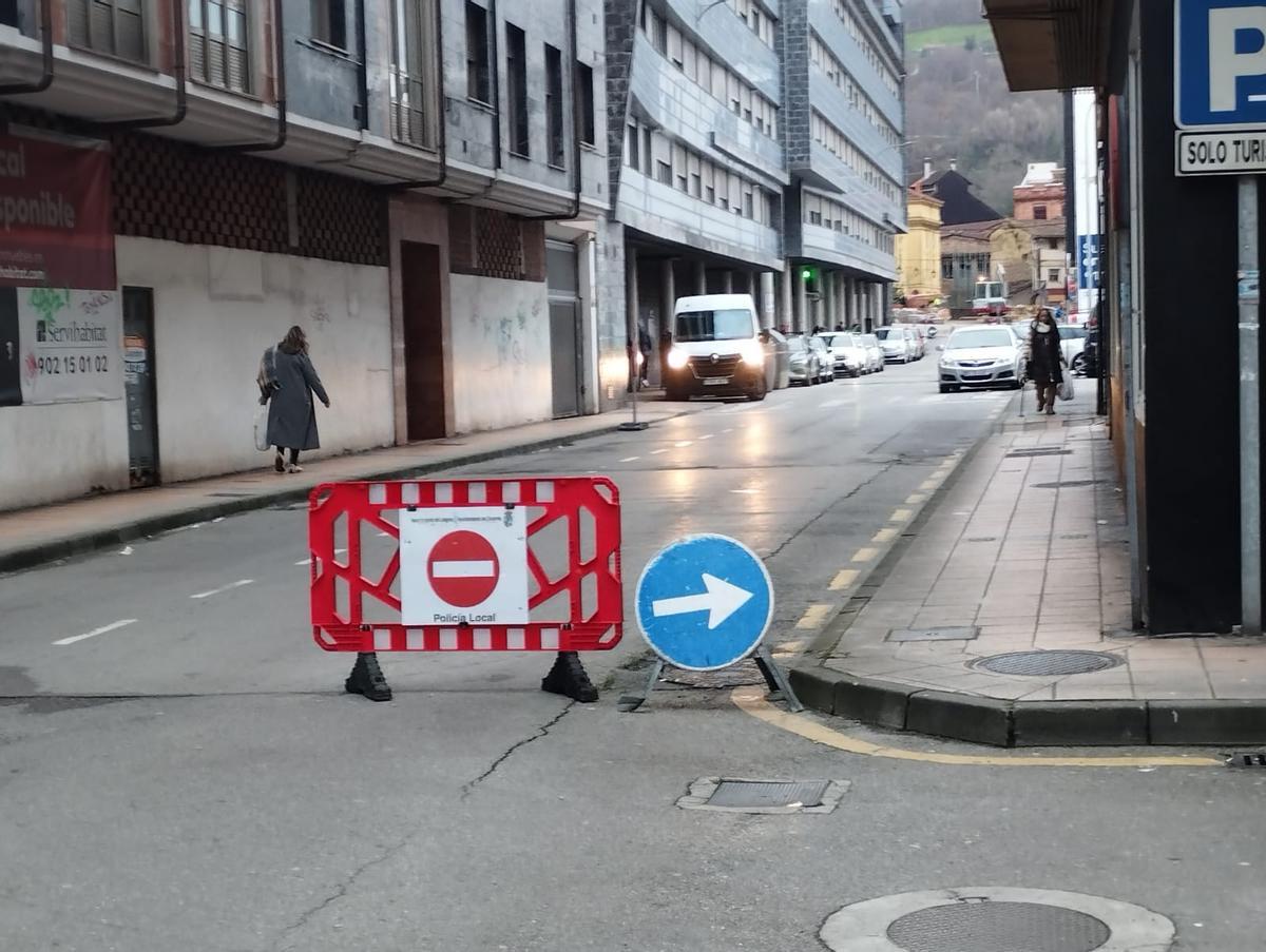 Desvío de tráfico en la calle Alfonso Argüelles.