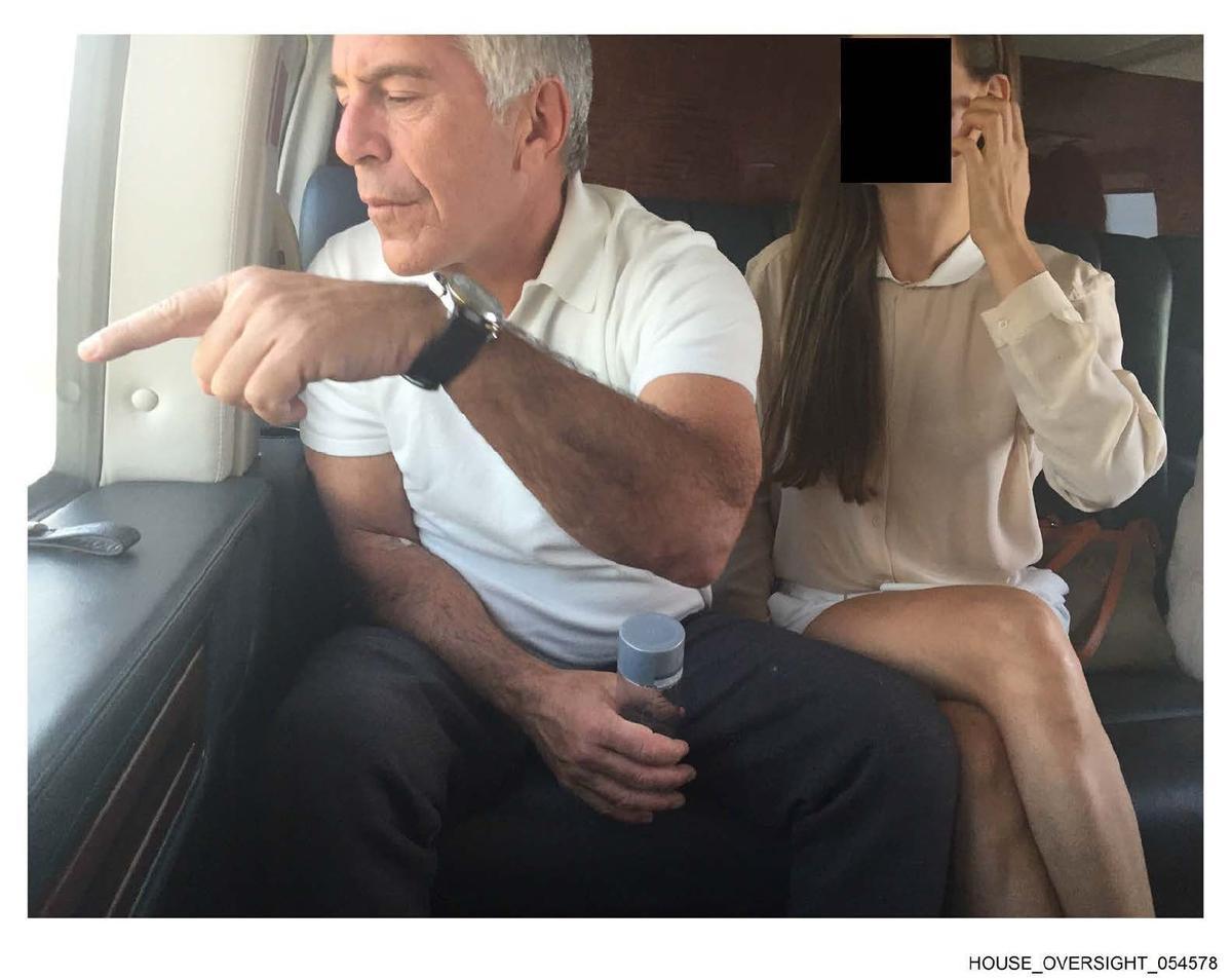 Fotografía sin fecha concreta de rodaje, publicada por los demócratas del Comité de Supervisión de la Cámara de Representantes (Oversight Dems), que muestra a Jeffrey Epstein (i) con una mujer no identificada en un avión. EFE/ Supervisión Demócrata. /SÓLO USO EDITORIAL/ NO VENTAS/ SÓLO DISPONIBLE PARA ILUSTRAR LAS NOTICIAS QUE LO ACOMPAÑAN (CRÉDITO OBLIGATORIO)