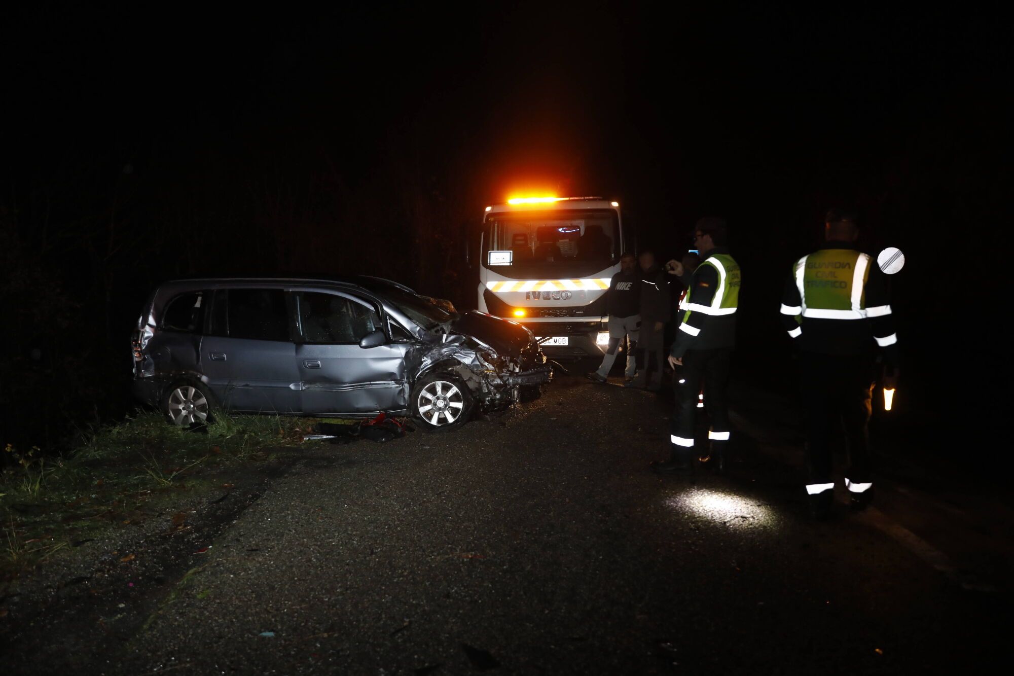 EN FOTOS: Angustioso rescate en Tineo tras un accidente en el que un coche cayó al río 