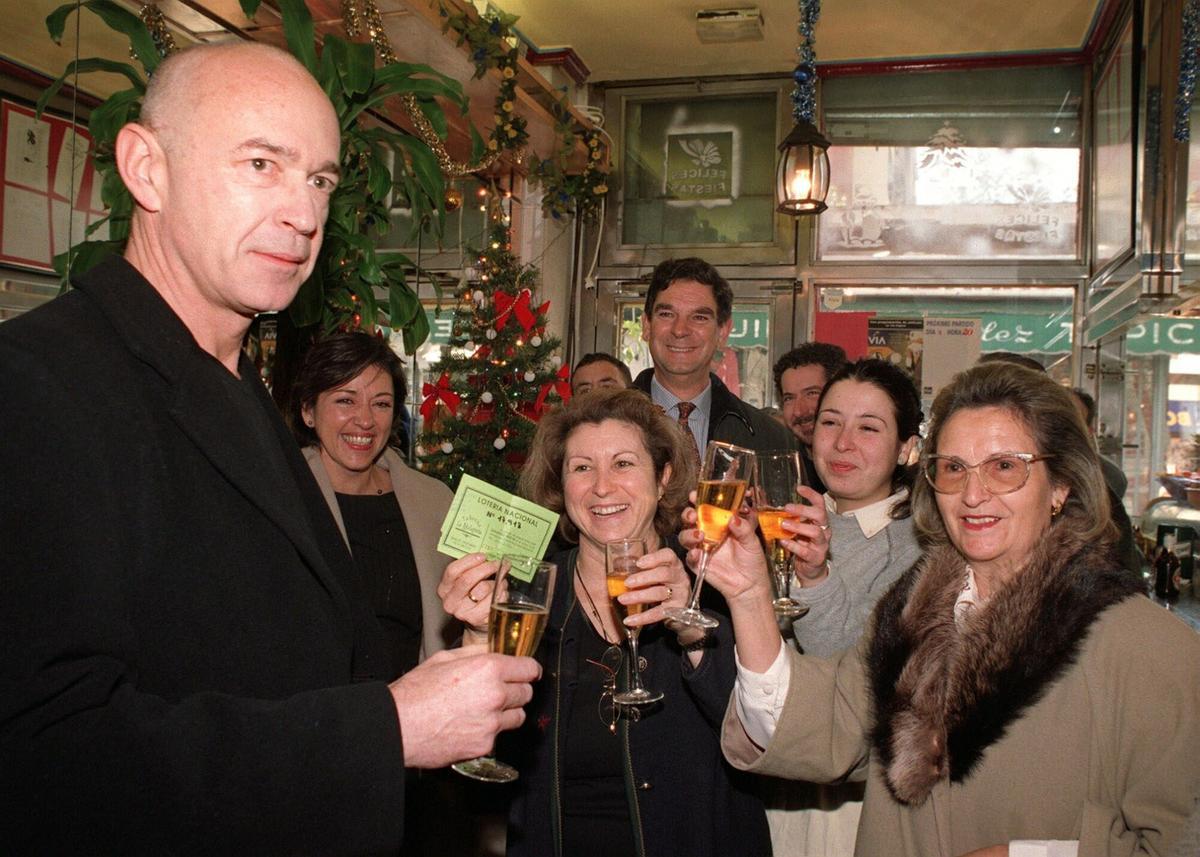 EFE -J.M.ESPINOSA-22/12/99-MADRID- MADRID.- El actor Clive Arrindell, que encarna "el espritu de la lotera" en una campaa publicitaria, brinda con champn con unas personas agraciadas con el segundo premio de la Lotera de Navidad, dotado con 144 millones de pesetas por serie, junto a la administracin 102 de la calle de la Baeza, en el barrio del Pilar, donde se repartieron ms de 20.000 millones de este nmero. EFE/J.M.ESPINOSA