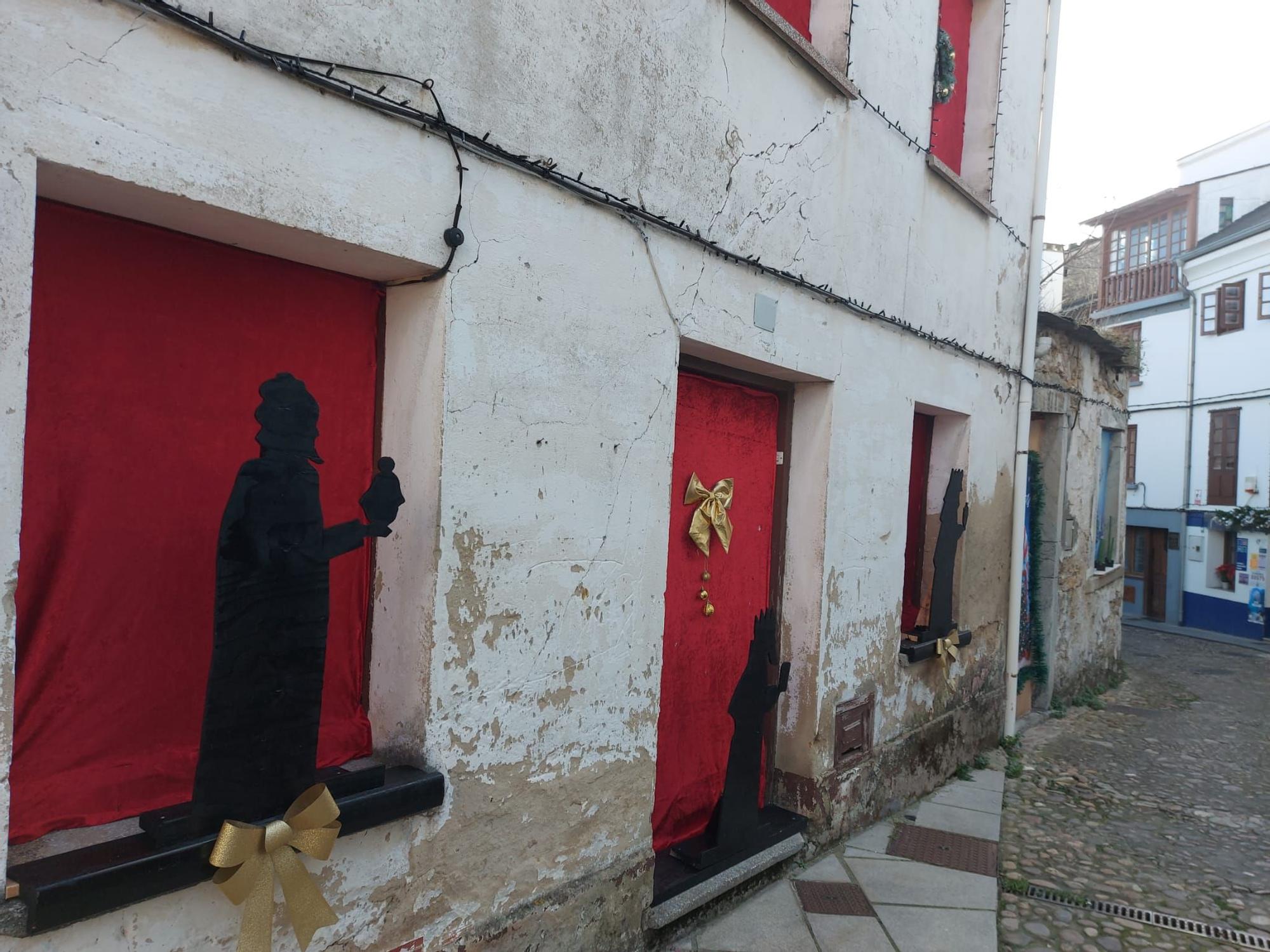 En imágenes: Los Amigos del Árbol transforman Castropol en un pequeño cuento navideño