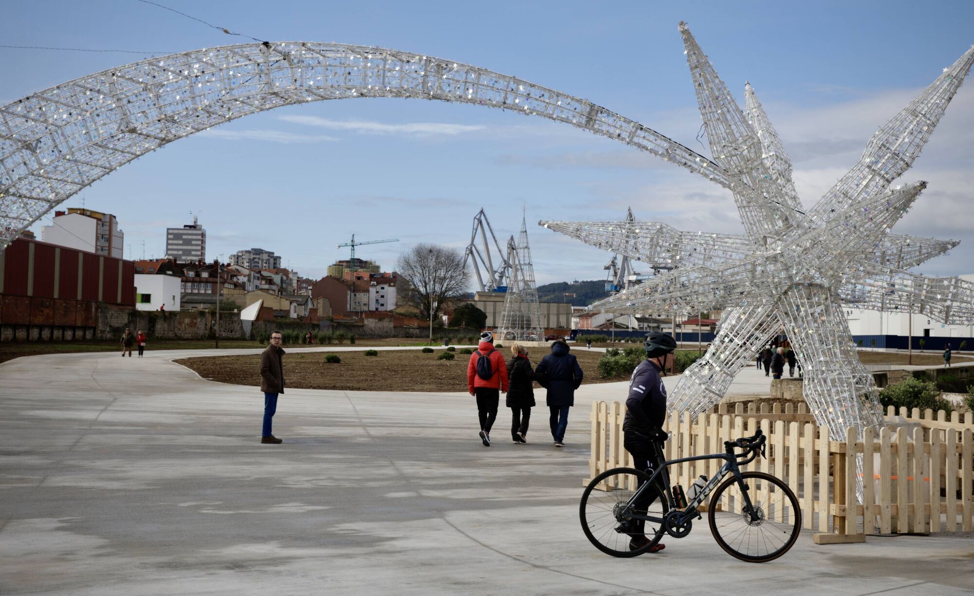 GIJÓN. La alcaldesa, Carmen Moriyón, y el concejal de Infraestructura Urbana y Rural, Gilberto Villoria, visitan el paseo Naval Azul.