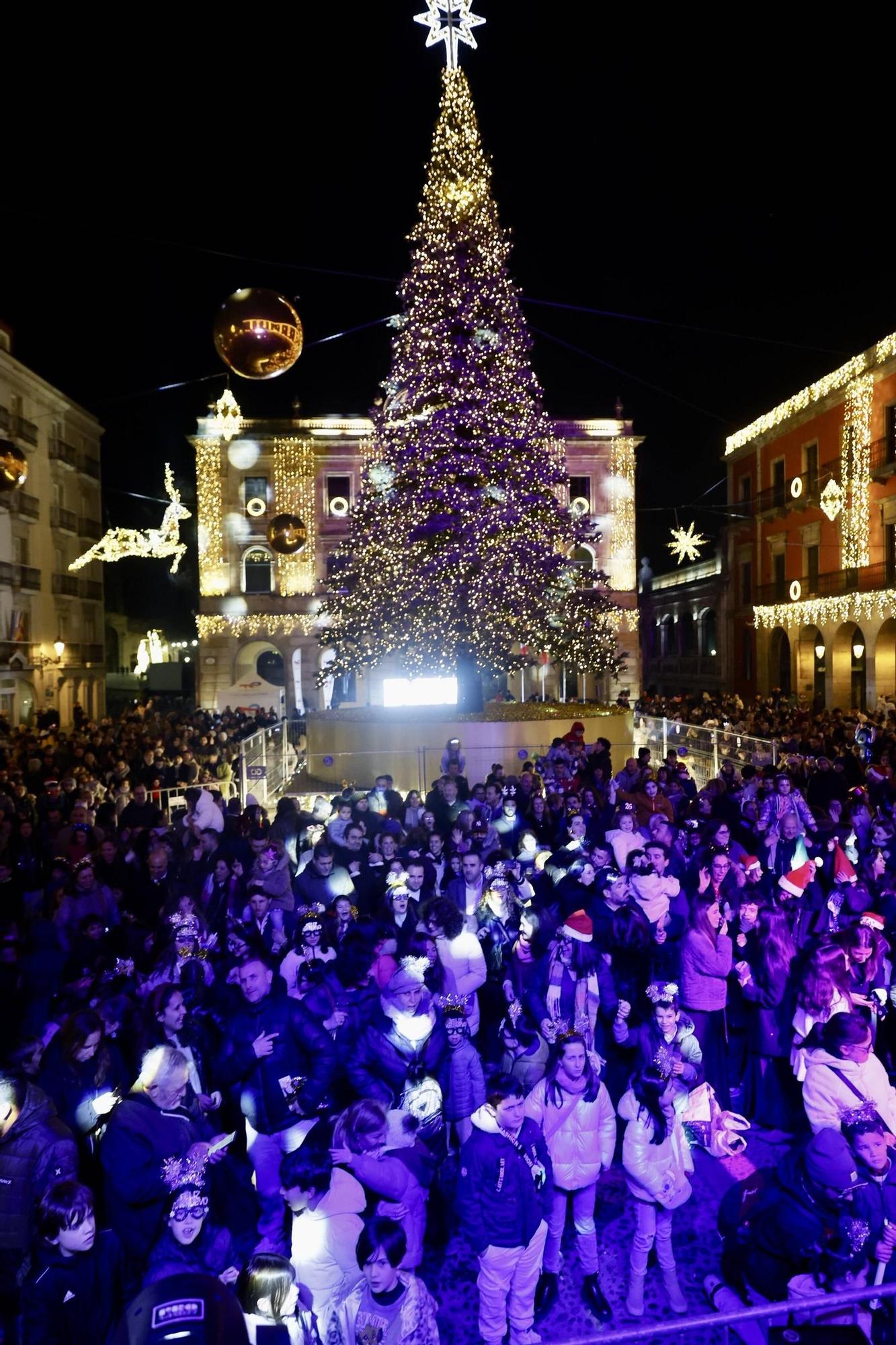 Las “pequecampanadas” llenan la Plaza Mayor de Gijón y conquistan a las familias: “Vamos a cambiar las de los mayores por las de los pequeños”