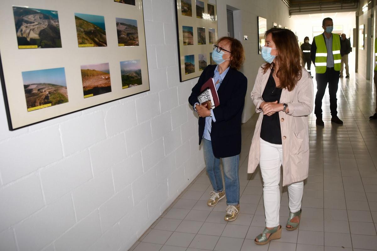 LA ALCALDE INÉS REY (D) CELEBRA CON LA CONCEJAL ESTHER FONTÁN EL DÍA DEL MEDIO AMBIENTE, CON VISITA AL CENTRO DE REFERENCIA CLIMÁTICA DE BENS. EN EL DÍA ANUNCIÓ QUE EL EDIFICIO LLEVARÁ EL NOMBRE DEL FALLECIDO FERNANDO ROADE