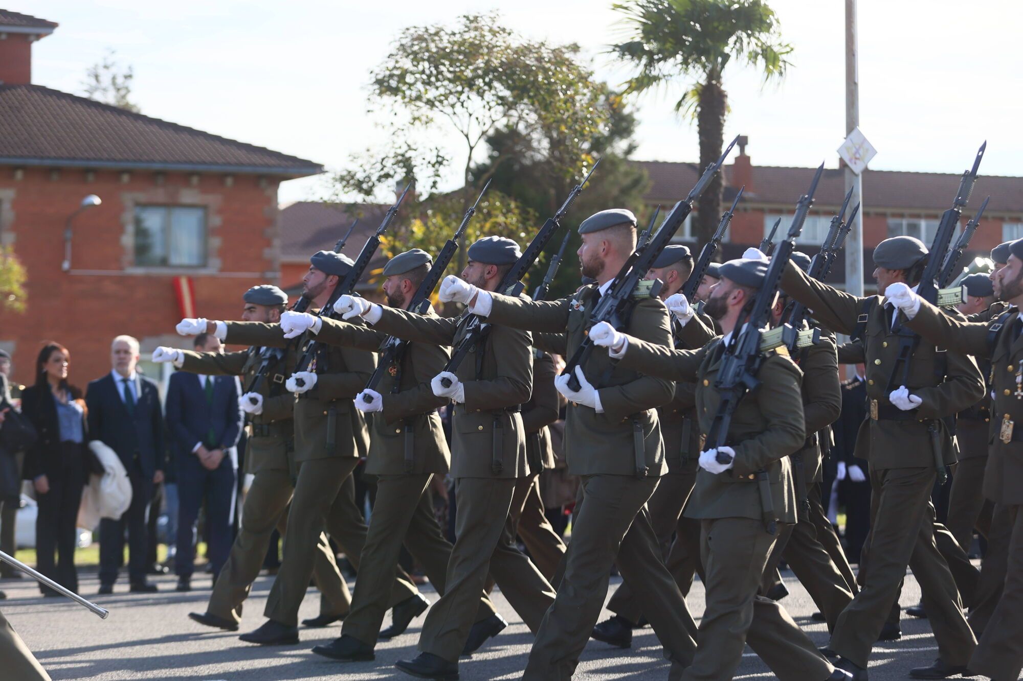 EN IMÁGENES: El acuartelamiento "Cabo Noval" se vistió esta mañana de gala para celebrar el día de la Inmaculada