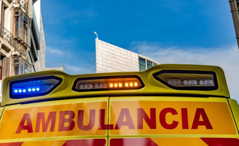 Si viene una ambulancia por detrás… ¿te puedes saltar el semáforo para dejarle paso?