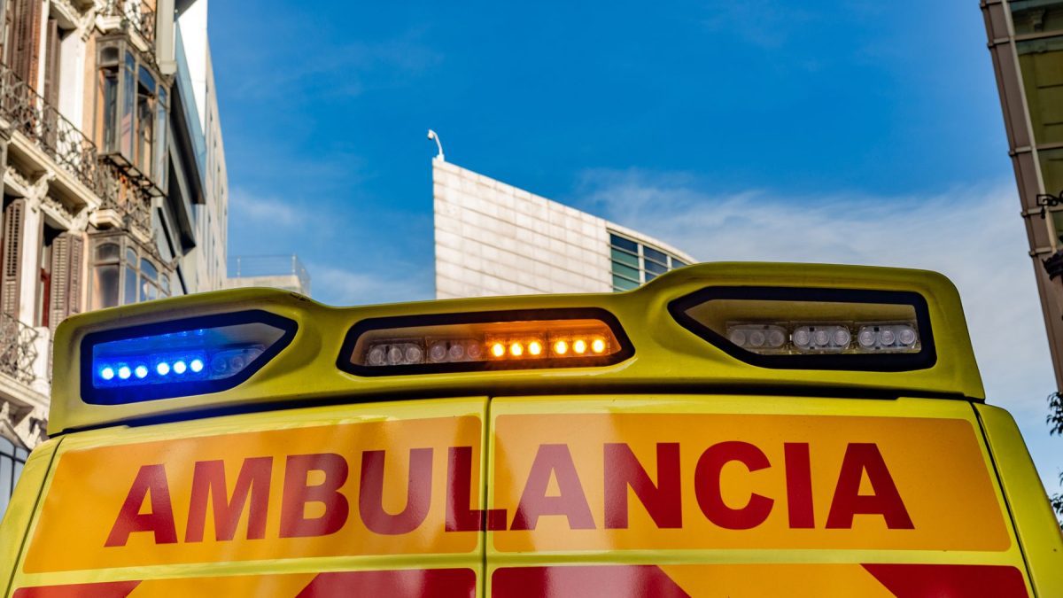 Si viene una ambulancia por detrás… ¿te puedes saltar el semáforo para dejarle paso?