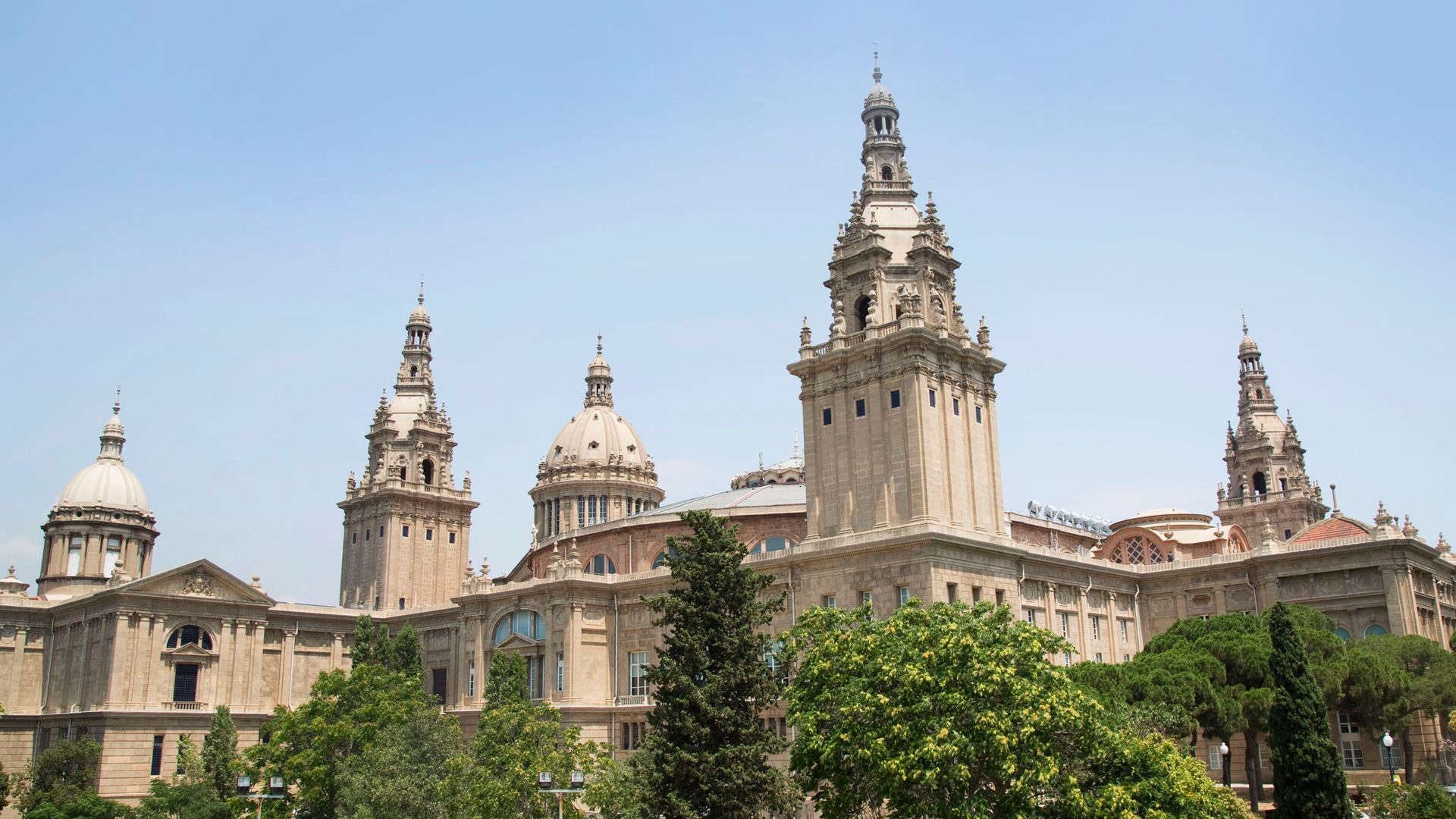 Museo Nacional de Arte de Cataluña en las afueras de Barcelona