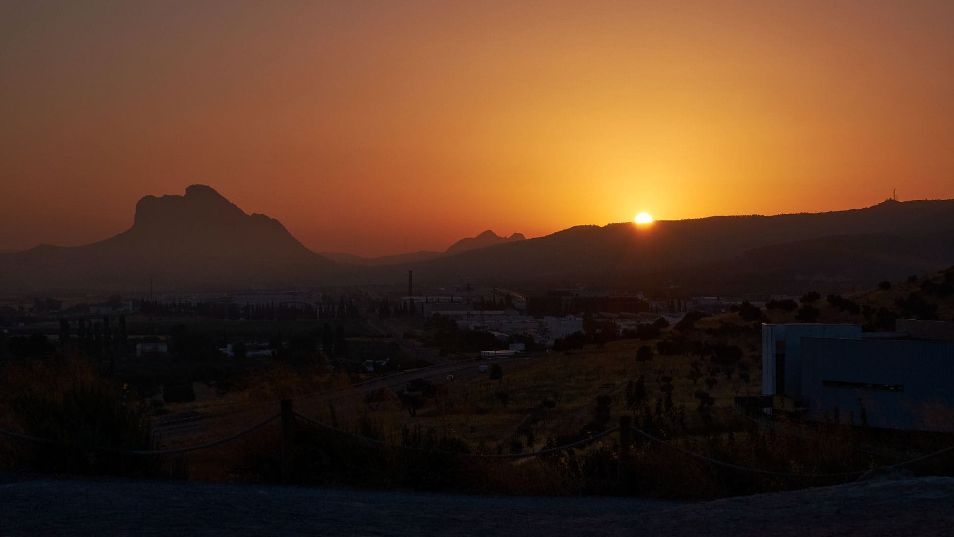 Atardecer sobre la Peña de los Enamorados, en Antequera