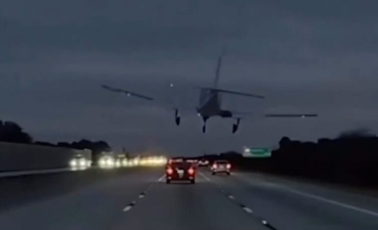 una avioneta realiza un aterrizaje de emergencia y acaba estrellándose contra un vehículo