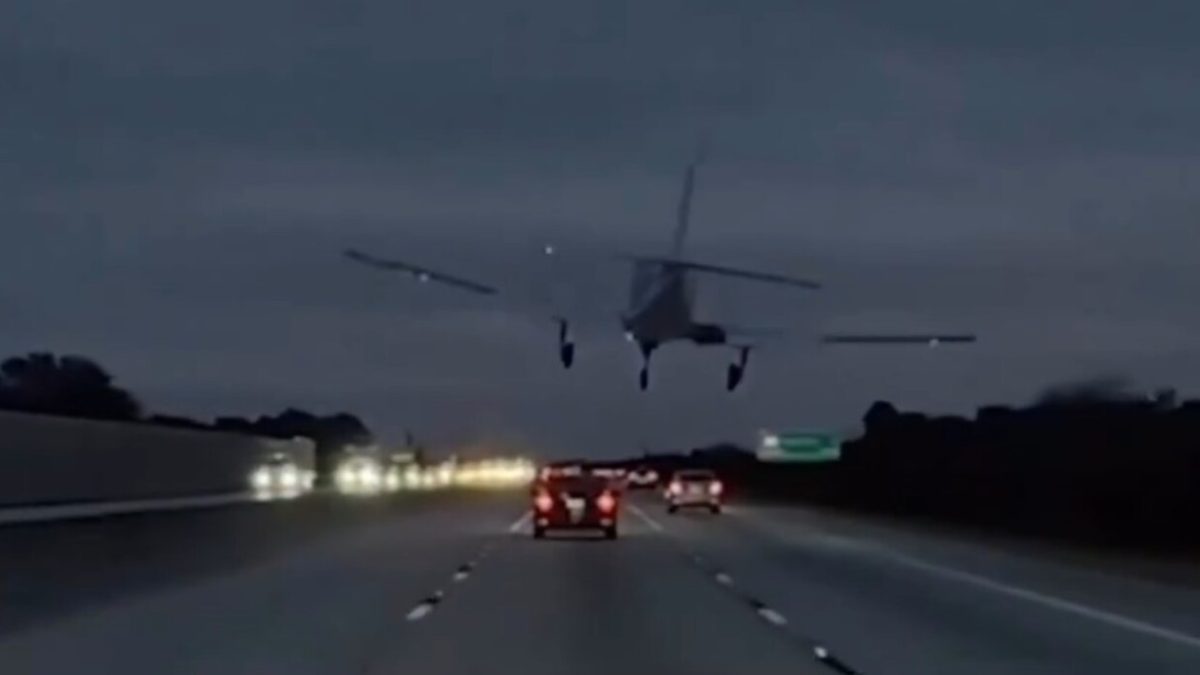 una avioneta realiza un aterrizaje de emergencia y acaba estrellándose contra un vehículo