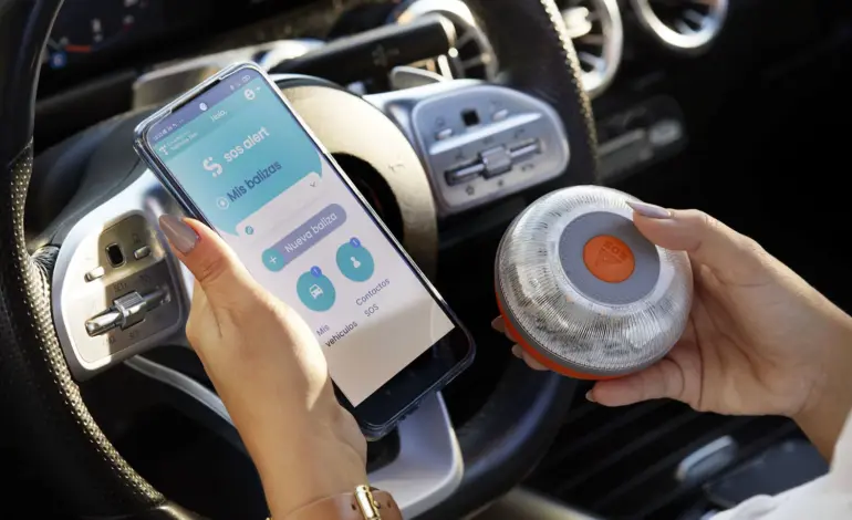 La DGT recuerda la obligación de utilizar la baliza V-16 y despeja todas las dudas, incluido el coste de la multa