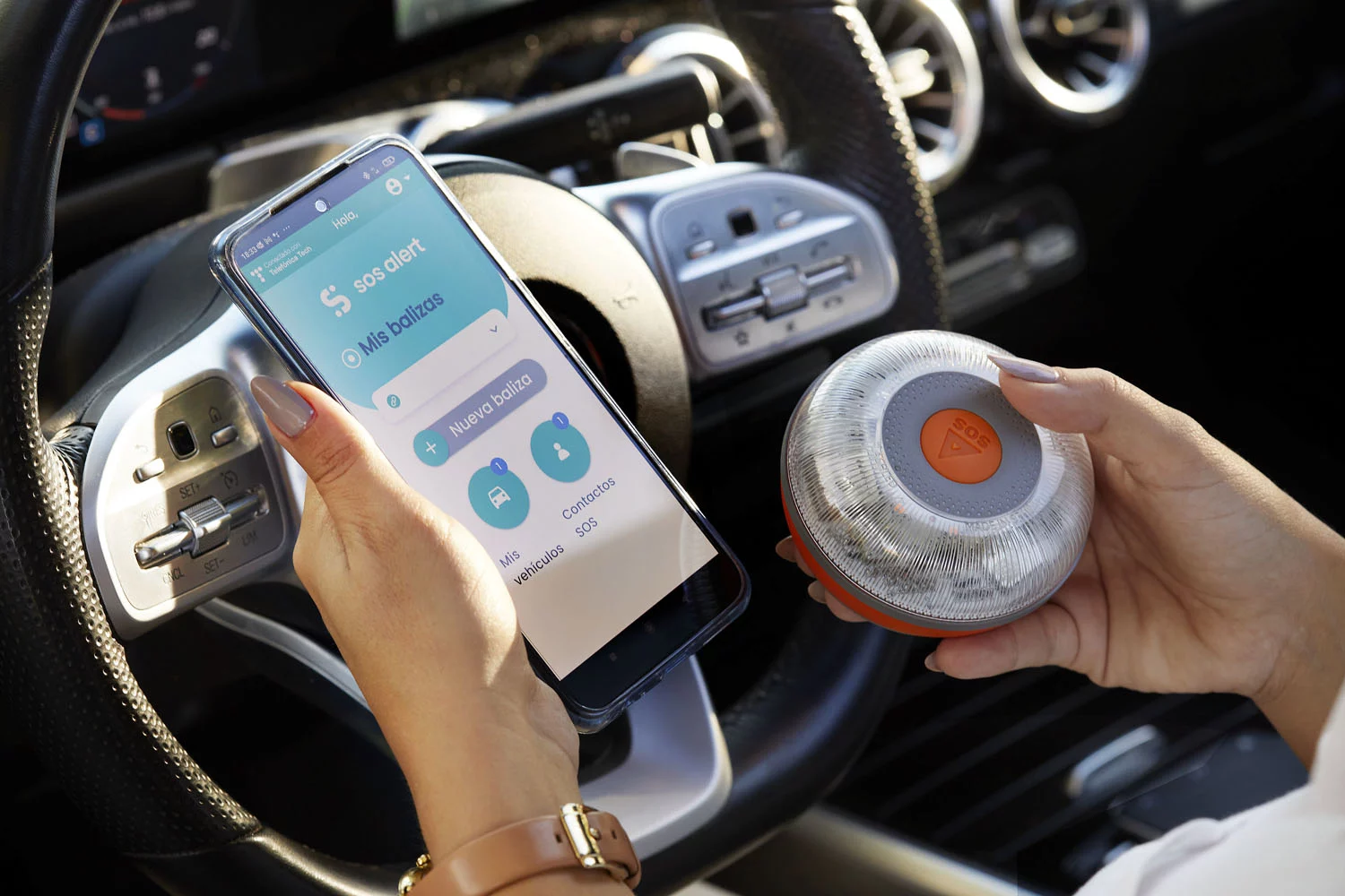 La DGT recuerda la obligación de utilizar la baliza V-16 y despeja todas las dudas, incluido el coste de la multa