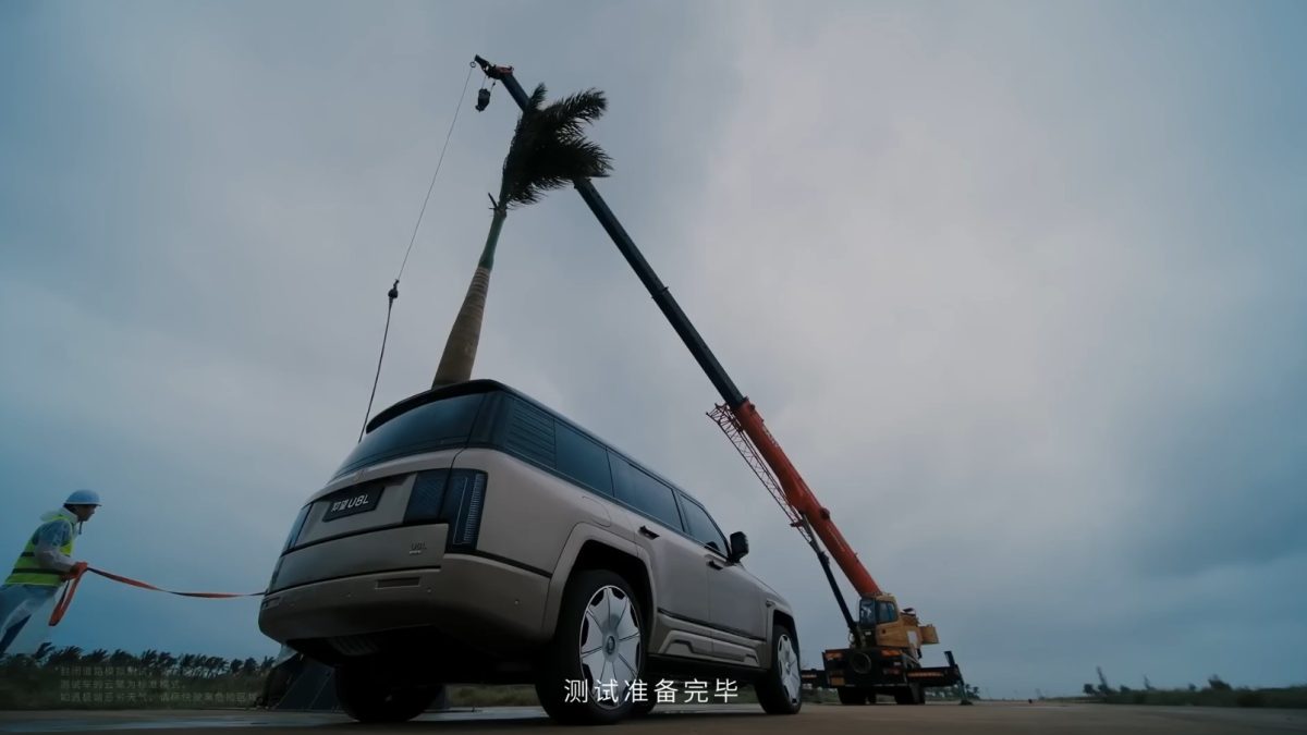 ¿Cuánto peso puede soportar un coche chino? BYD lo ha puesto a prueba lanzando sobre uno de sus vehículos un árbol de dos toneladas