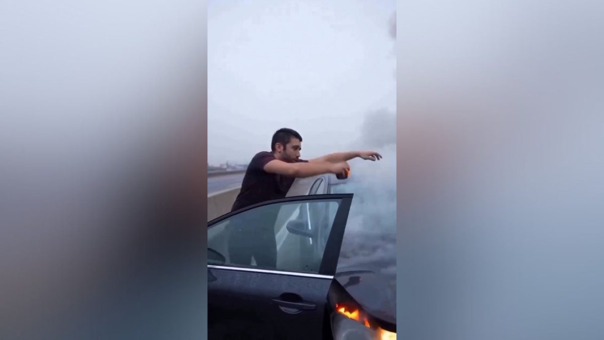 ¿Se ve la baliza de emergencia si el coche expulsa humo?: el viral cinematográfico que lo responde