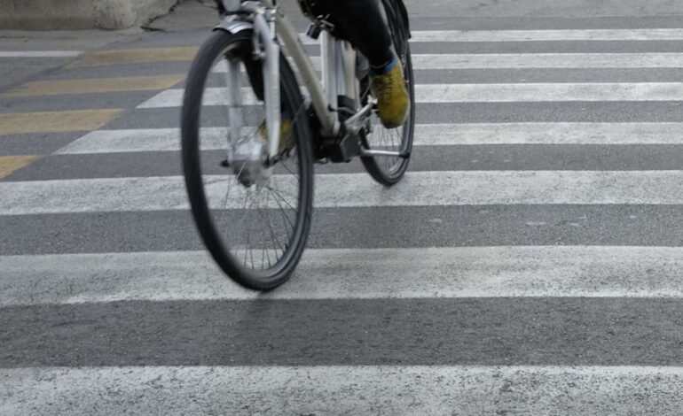 ¿Es legal cruzar un paso de cebra montado en una moto, un patinete o una bicicleta? La normativa es clara al respecto