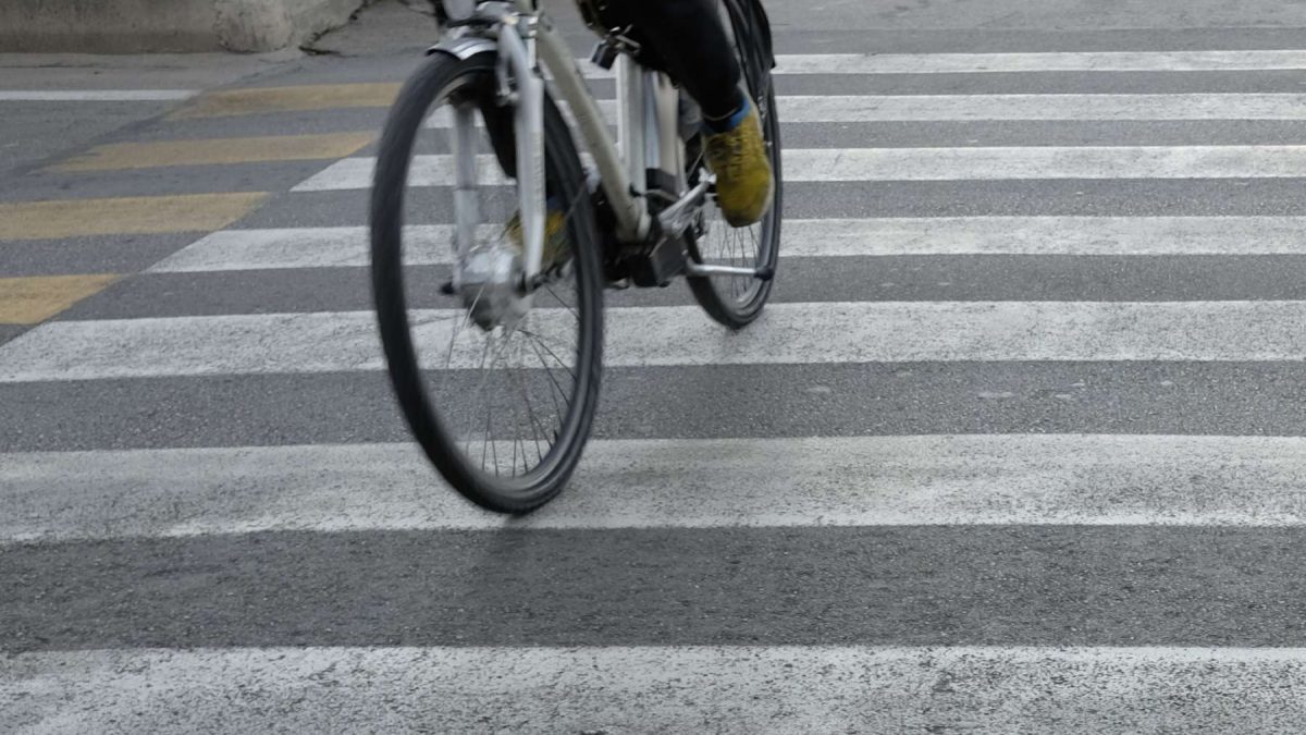 ¿Es legal cruzar un paso de cebra montado en una moto, un patinete o una bicicleta? La normativa es clara al respecto