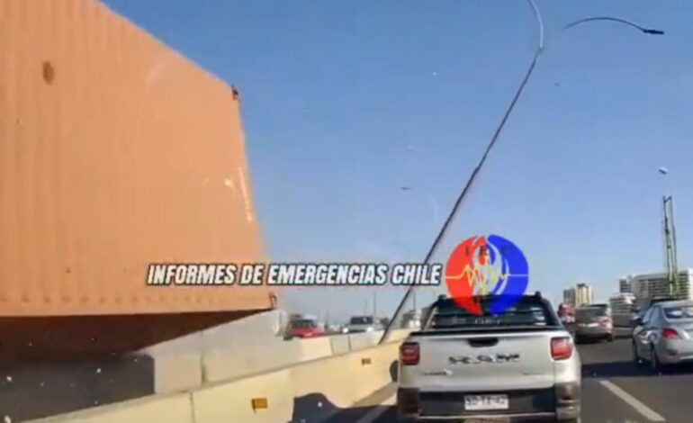 El milagro que salvó a este conductor de ser aplastado por una farola: el viral que pone los pelos de punta